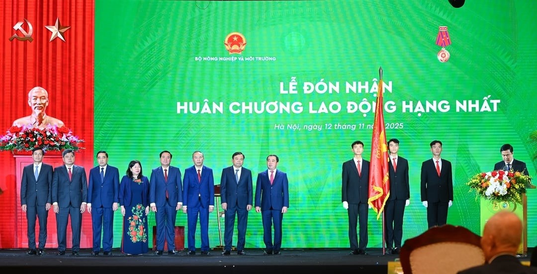 Bộ Nông nghiệp và Môi trường nhận Huân chương Lao động hạng Nhất